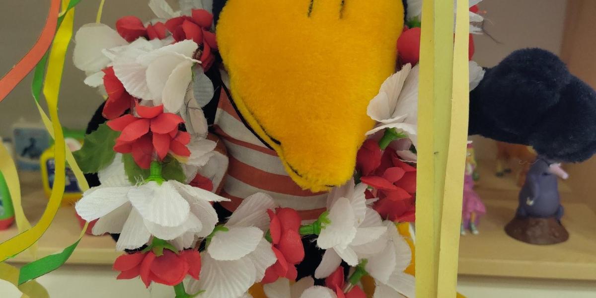 Fridolin mit Karnevalsdeko