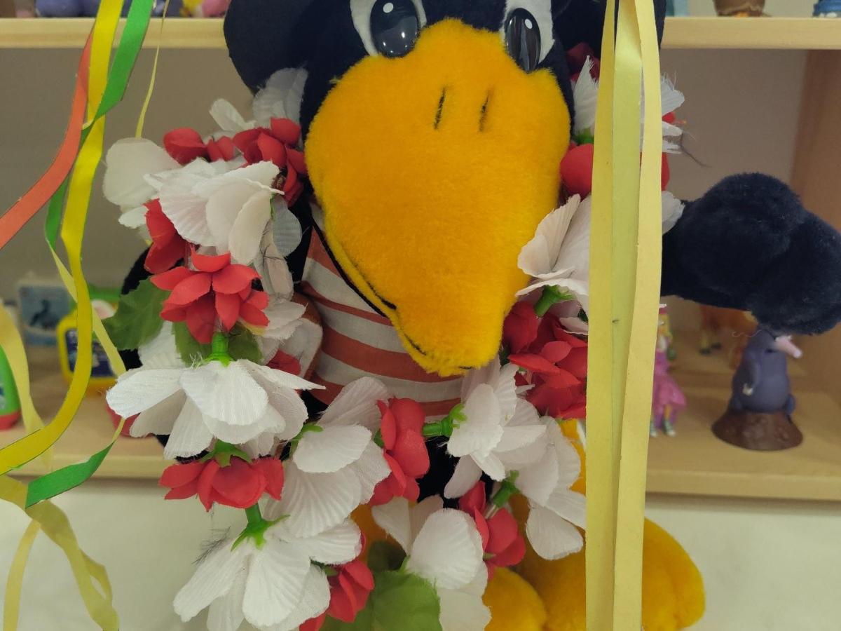 Fridolin mit Karnevalsdeko