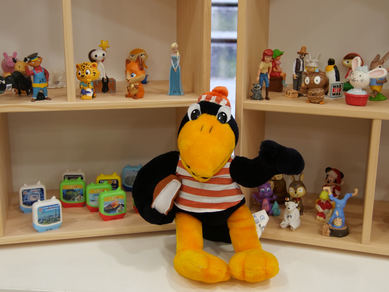 Fridolin sitzt vor den Tonies